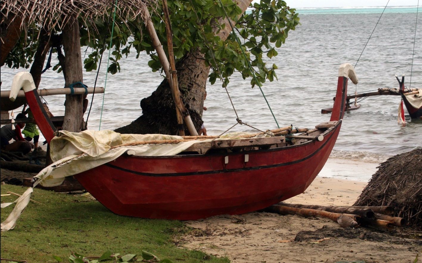 Keeping traditional Micronesian canoe carving alive